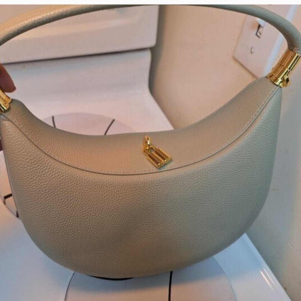 AMAZON HAND BAG.NEW.
